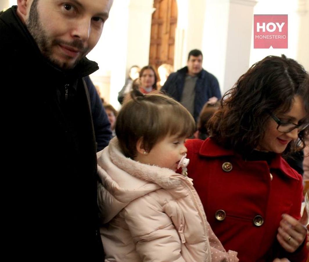 Un total de veinte familias participaron en la ceremonia religiosa que se celebró en la Ermita con motivo del Día de la Candelarias y organizada por la Hermandad de la Virgen de Tentudía