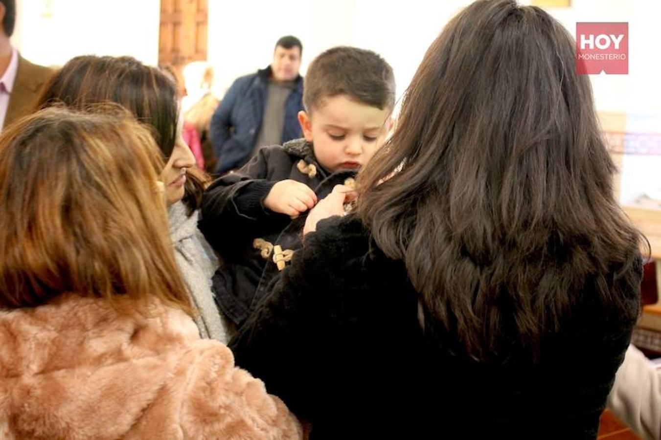 Un total de veinte familias participaron en la ceremonia religiosa que se celebró en la Ermita con motivo del Día de la Candelarias y organizada por la Hermandad de la Virgen de Tentudía