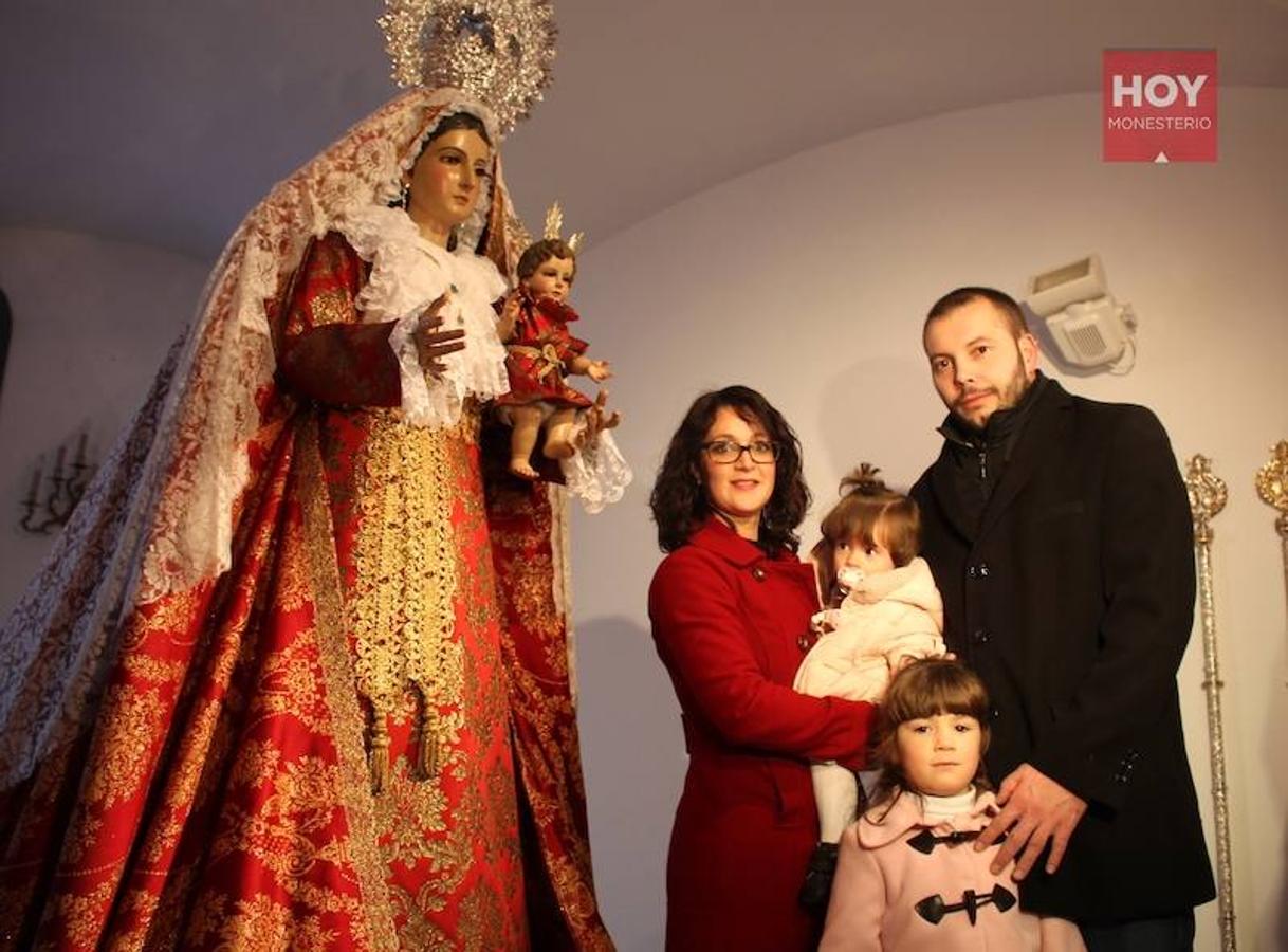 Un total de veinte familias participaron en la ceremonia religiosa que se celebró en la Ermita con motivo del Día de la Candelarias y organizada por la Hermandad de la Virgen de Tentudía