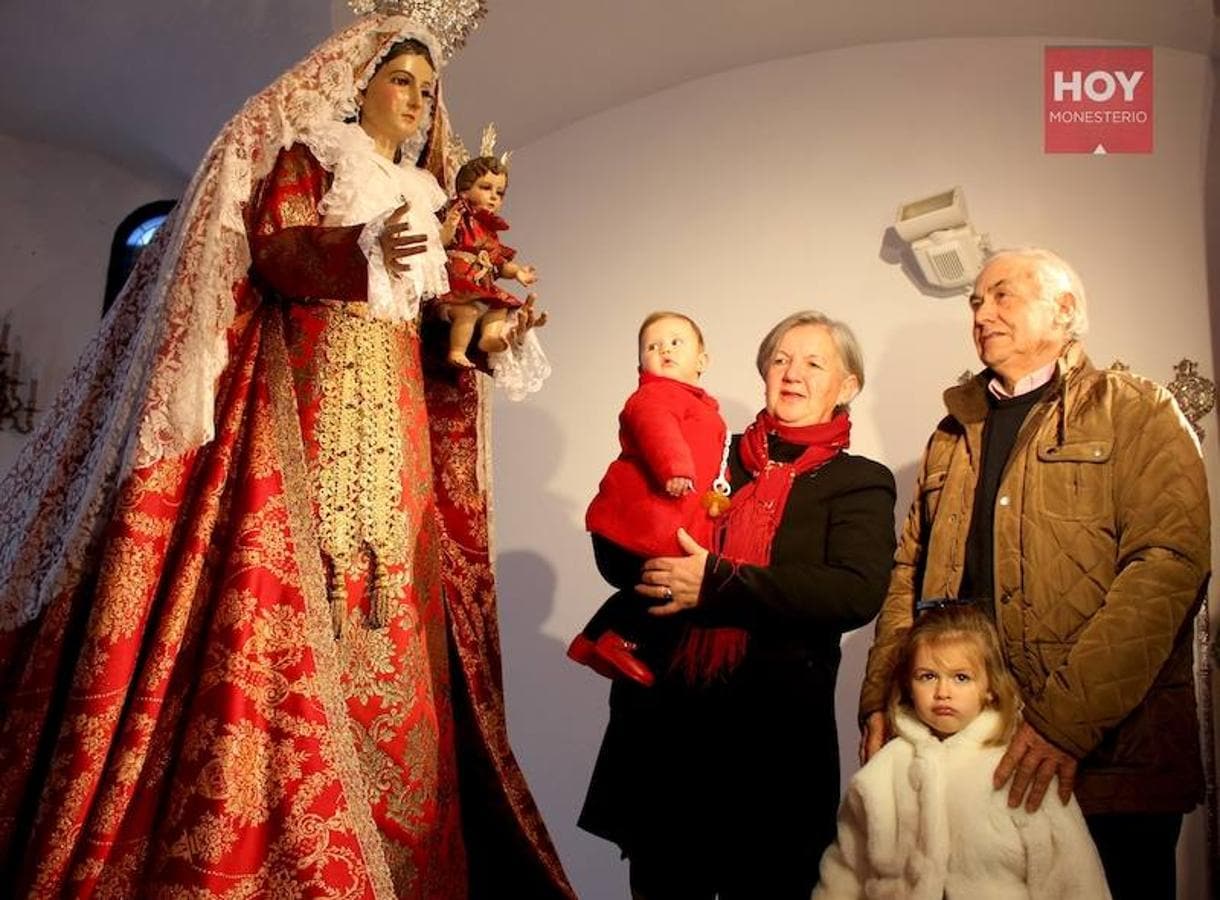 Un total de veinte familias participaron en la ceremonia religiosa que se celebró en la Ermita con motivo del Día de la Candelarias y organizada por la Hermandad de la Virgen de Tentudía