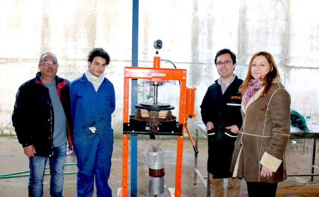 Un alumno de la formación junto a dos profesores y el director del centro 