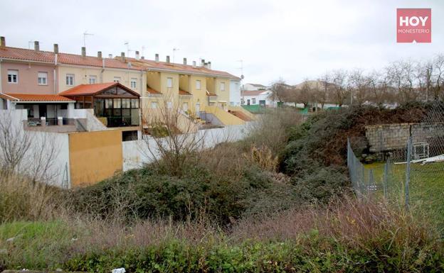 Tramo urbano del arroyo que transcurre en las inmediaciones de las traseras de las viviendas.