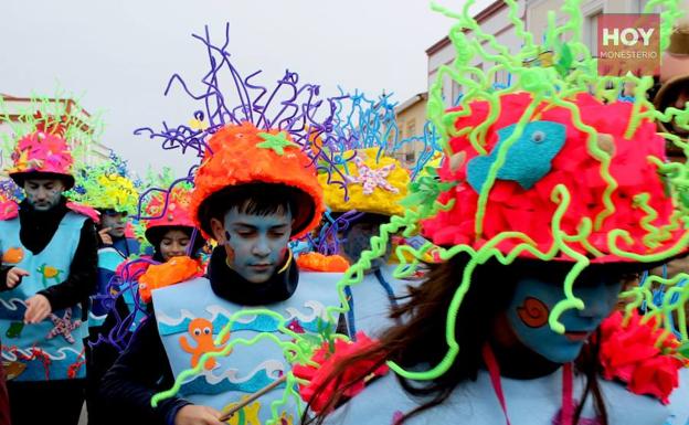 El año pasado se vieron coloridos disfraces durante el desfile infantil del colegio 