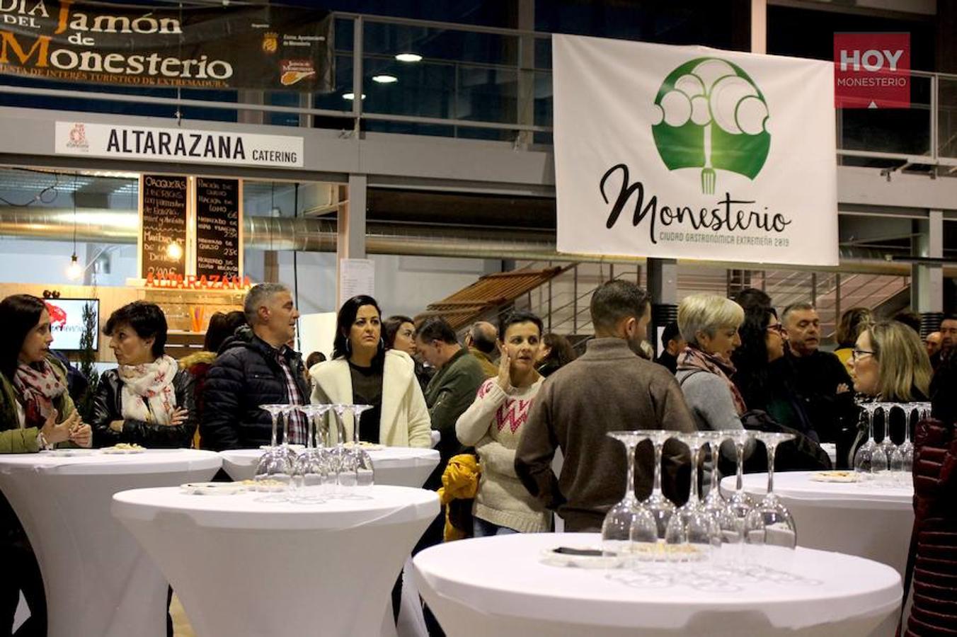 Más de un centenar de personas se reunieron en la tarde de este viernes para inaugurar el Mercado Gastronómico de la Dehesa, en el Pabellón de Cristales, con un maridaje de quesos y vinos de la tierra.