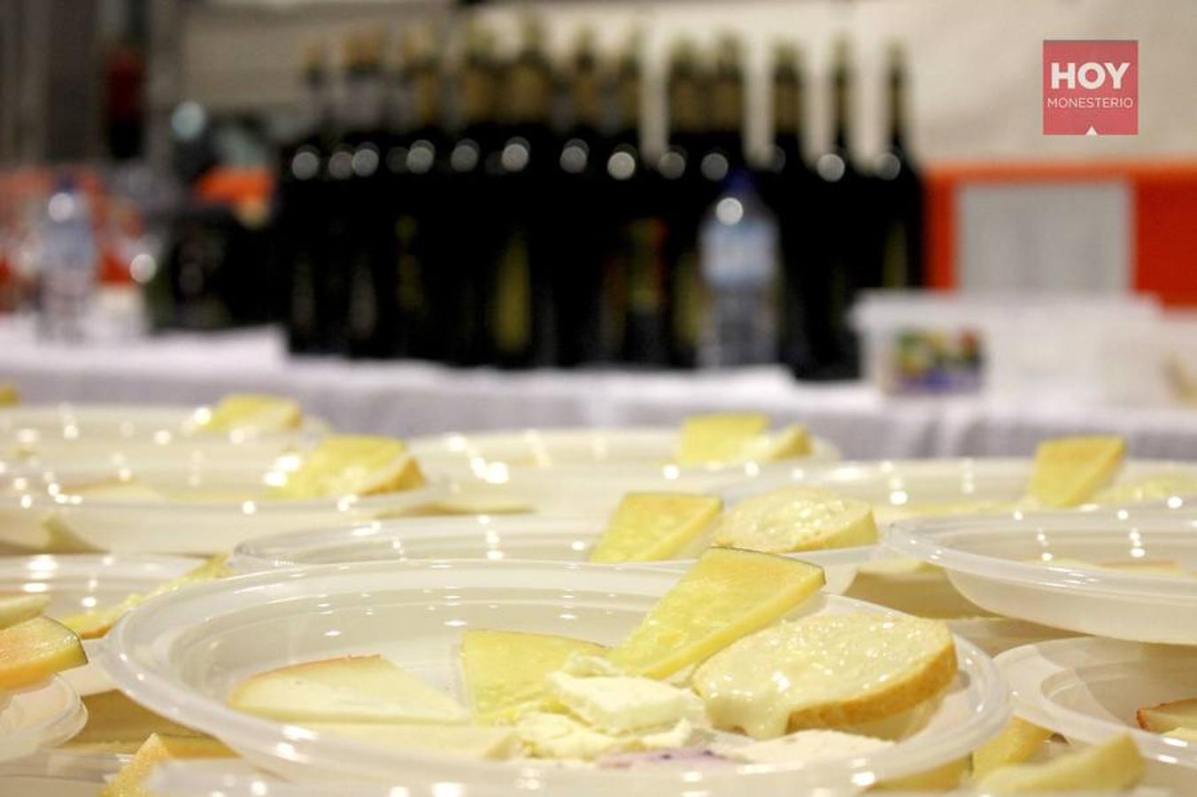Más de un centenar de personas se reunieron en la tarde de este viernes para inaugurar el Mercado Gastronómico de la Dehesa, en el Pabellón de Cristales, con un maridaje de quesos y vinos de la tierra.