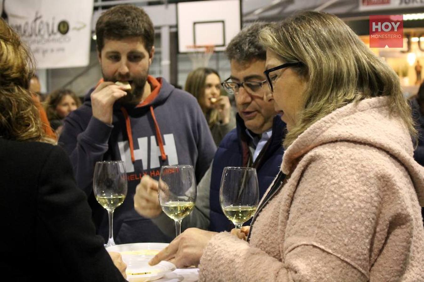 Más de un centenar de personas se reunieron en la tarde de este viernes para inaugurar el Mercado Gastronómico de la Dehesa, en el Pabellón de Cristales, con un maridaje de quesos y vinos de la tierra.