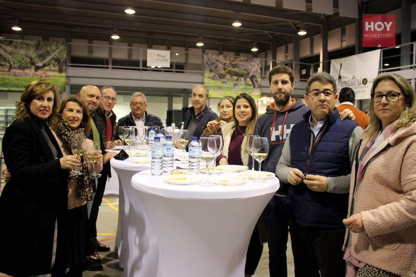 Más de un centenar de personas se reunieron en la tarde de este viernes para inaugurar el Mercado Gastronómico de la Dehesa, en el Pabellón de Cristales, con un maridaje de quesos y vinos de la tierra.