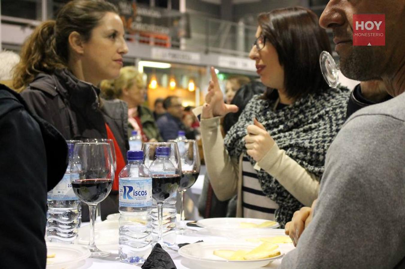 Más de un centenar de personas se reunieron en la tarde de este viernes para inaugurar el Mercado Gastronómico de la Dehesa, en el Pabellón de Cristales, con un maridaje de quesos y vinos de la tierra.