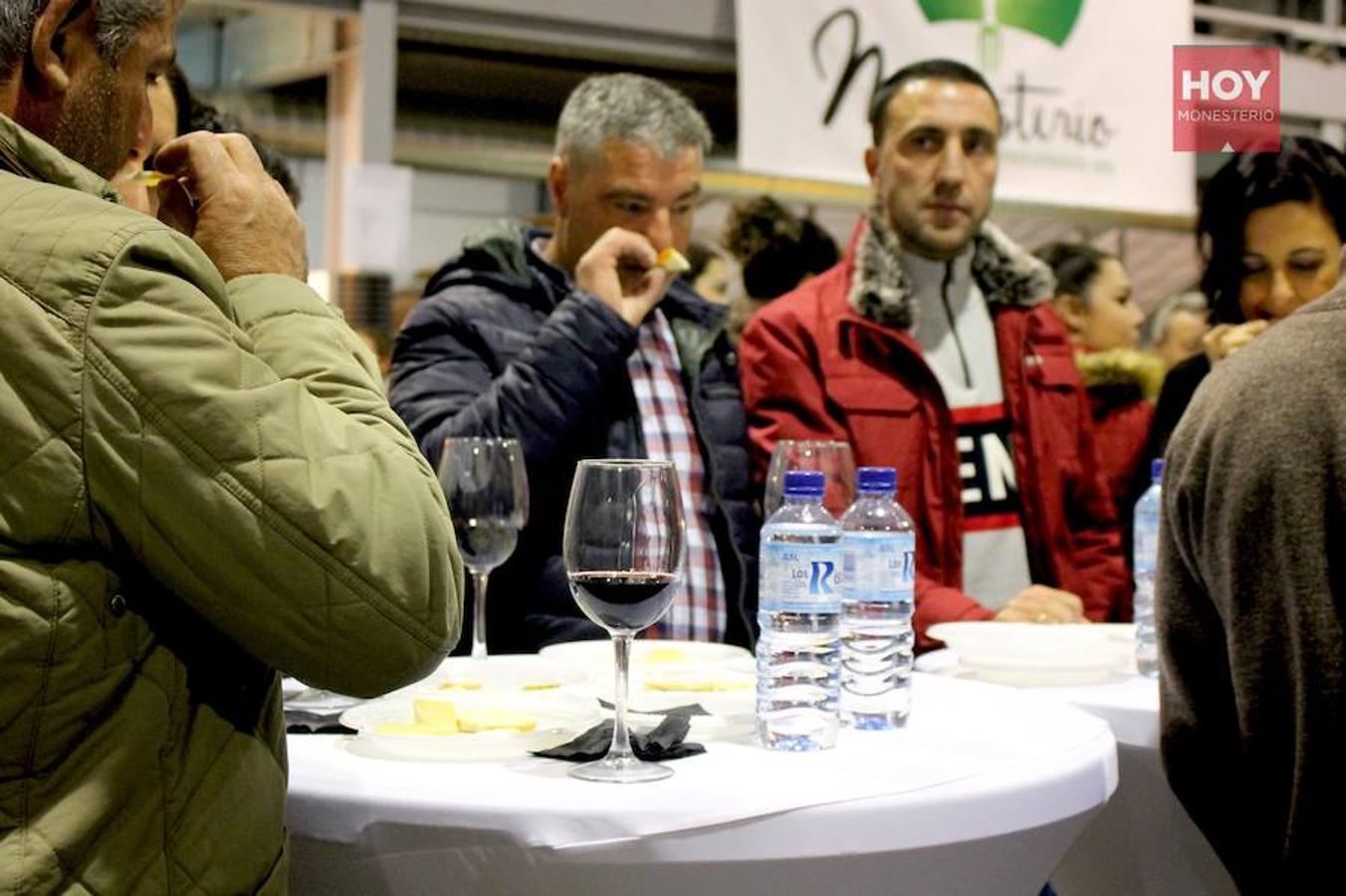 Más de un centenar de personas se reunieron en la tarde de este viernes para inaugurar el Mercado Gastronómico de la Dehesa, en el Pabellón de Cristales, con un maridaje de quesos y vinos de la tierra.