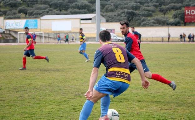 Álvaro Naranjo, con el 8, durante un momento del partido 