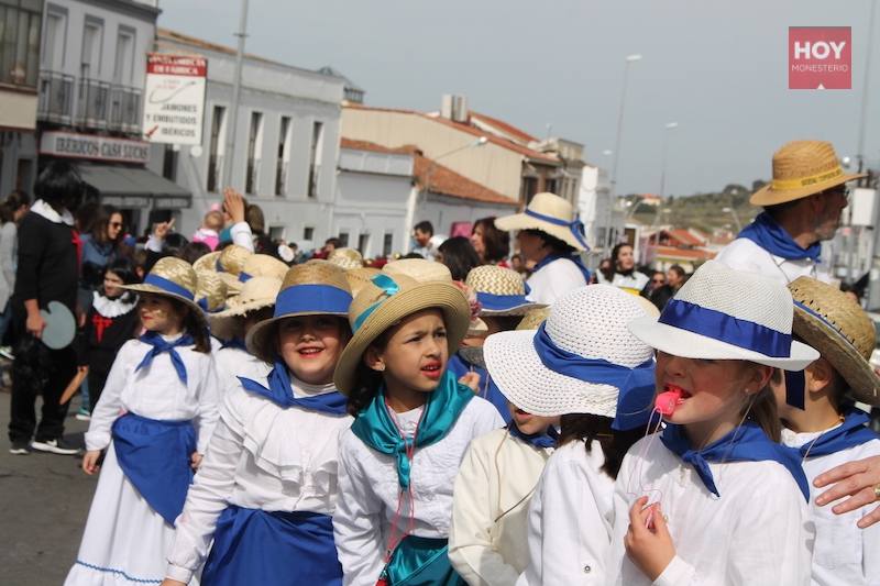 Colorido, multitudinario y divertido fue el pasacalles que ayer marcó el inicio de nuestro Carnaval, que se extenderá hasta mañana domingo, 3 de marzo. Una charanga marcó el ritmo durante su recorrido por las calles de Monesterio.