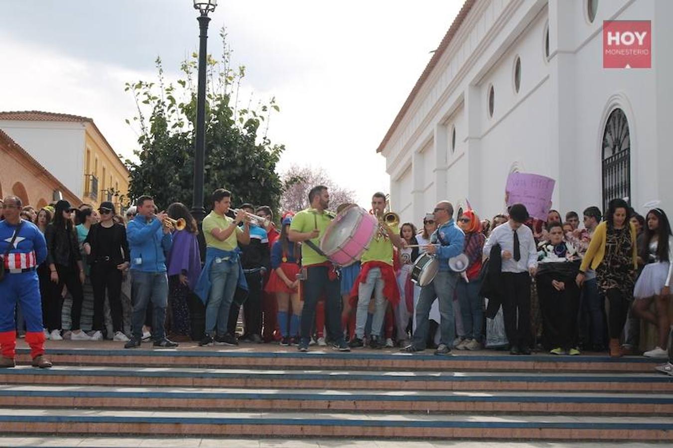Colorido, multitudinario y divertido fue el pasacalles que ayer marcó el inicio de nuestro Carnaval, que se extenderá hasta mañana domingo, 3 de marzo. Una charanga marcó el ritmo durante su recorrido por las calles de Monesterio.