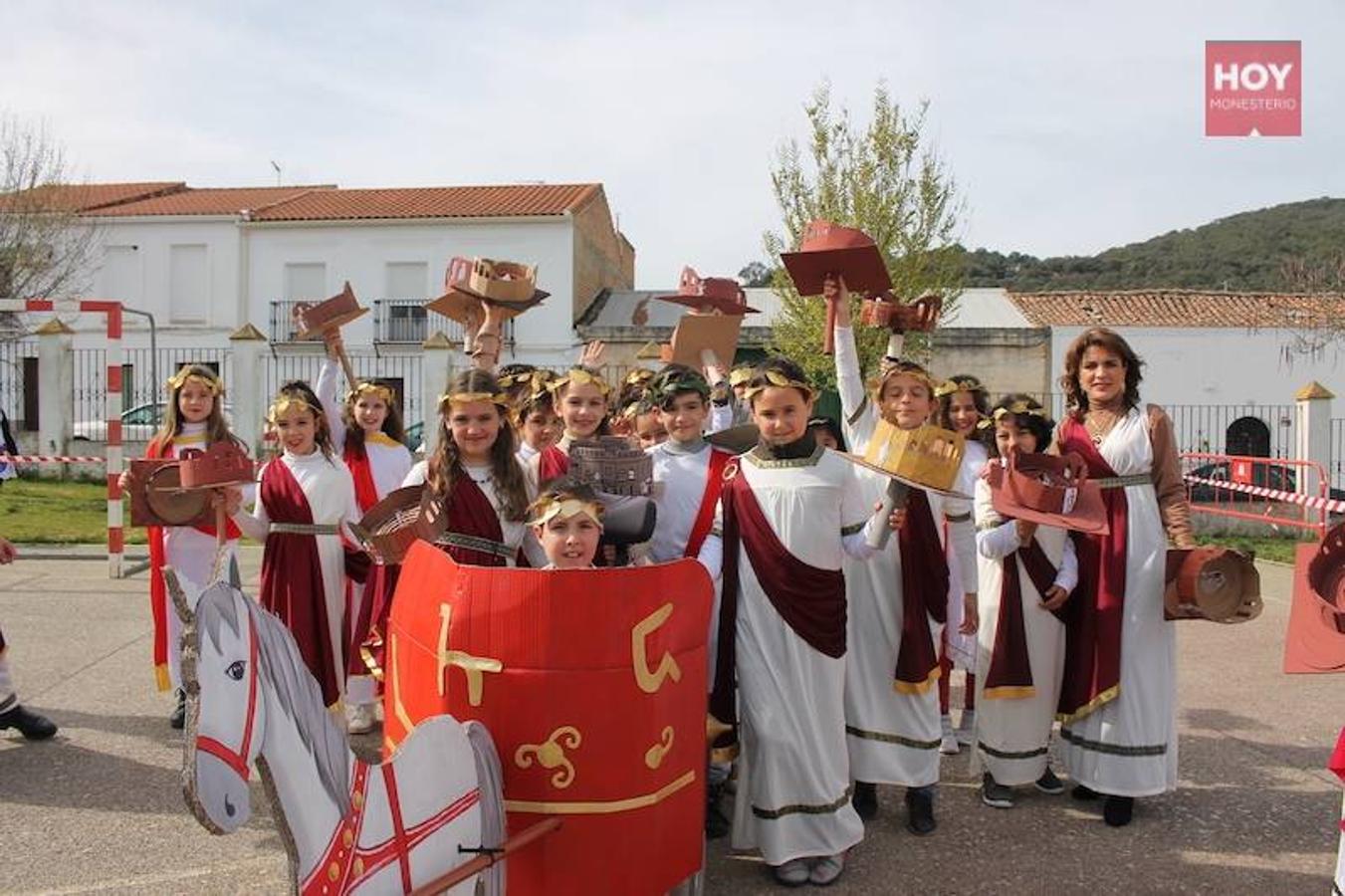 Colorido, multitudinario y divertido fue el pasacalles que ayer marcó el inicio de nuestro Carnaval, que se extenderá hasta mañana domingo, 3 de marzo. Una charanga marcó el ritmo durante su recorrido por las calles de Monesterio.