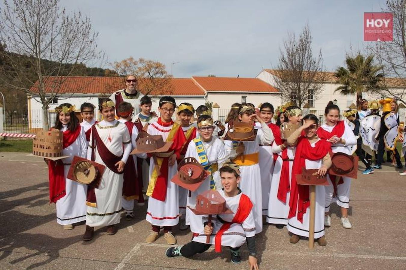 Colorido, multitudinario y divertido fue el pasacalles que ayer marcó el inicio de nuestro Carnaval, que se extenderá hasta mañana domingo, 3 de marzo. Una charanga marcó el ritmo durante su recorrido por las calles de Monesterio.