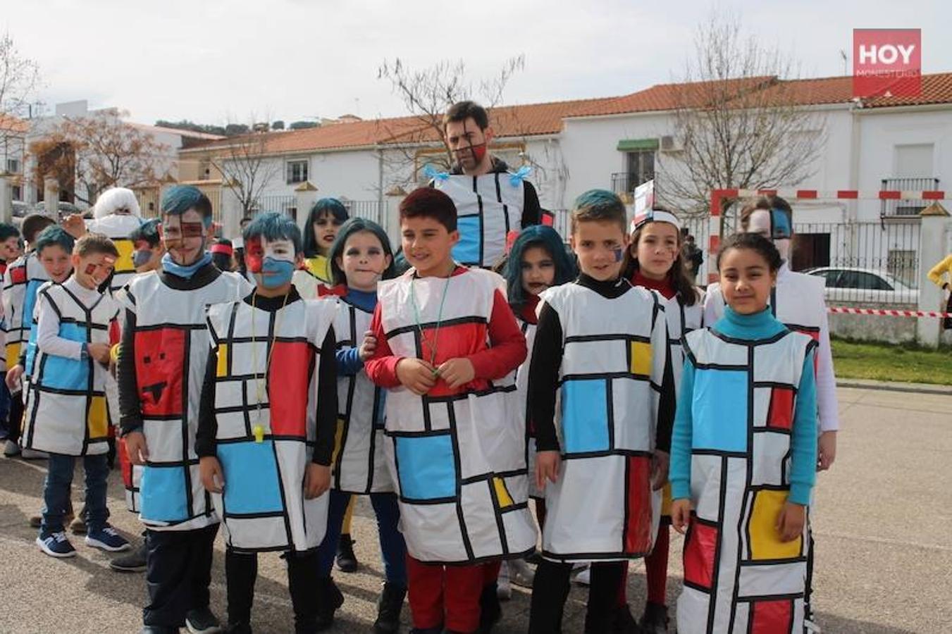 Colorido, multitudinario y divertido fue el pasacalles que ayer marcó el inicio de nuestro Carnaval, que se extenderá hasta mañana domingo, 3 de marzo. Una charanga marcó el ritmo durante su recorrido por las calles de Monesterio.