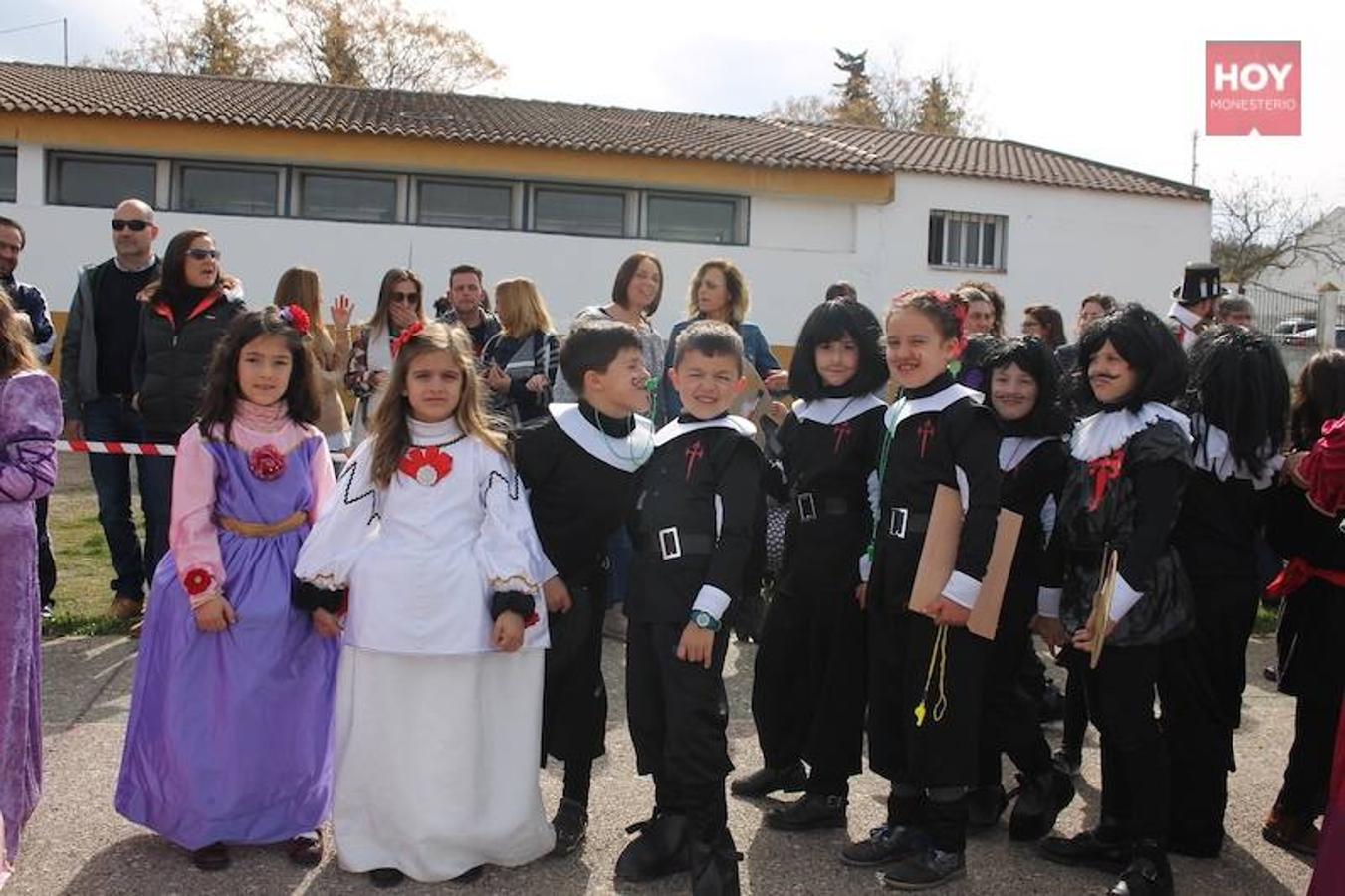 Colorido, multitudinario y divertido fue el pasacalles que ayer marcó el inicio de nuestro Carnaval, que se extenderá hasta mañana domingo, 3 de marzo. Una charanga marcó el ritmo durante su recorrido por las calles de Monesterio.