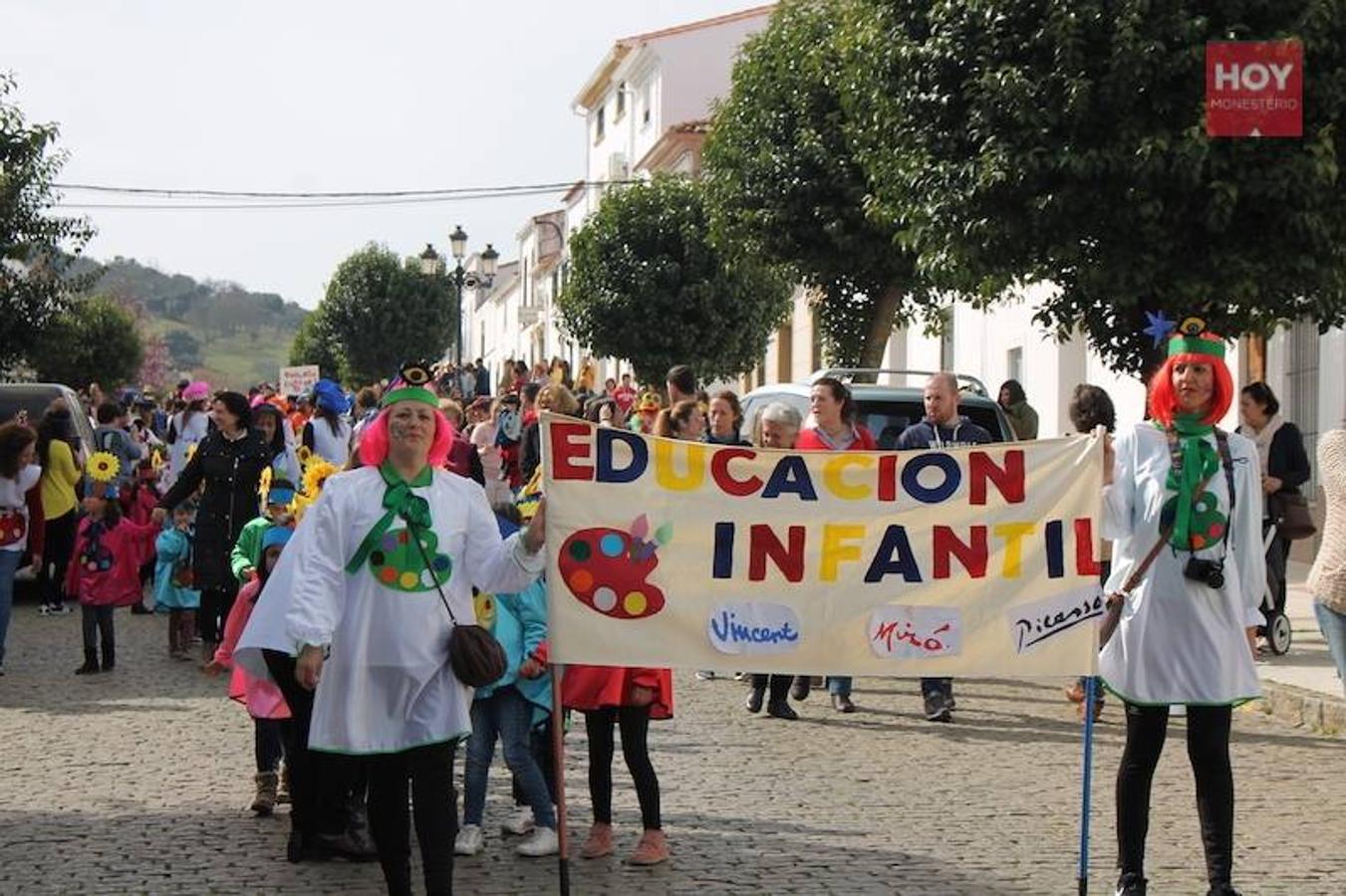 Colorido, multitudinario y divertido fue el pasacalles que ayer marcó el inicio de nuestro Carnaval, que se extenderá hasta mañana domingo, 3 de marzo. Una charanga marcó el ritmo durante su recorrido por las calles de Monesterio.