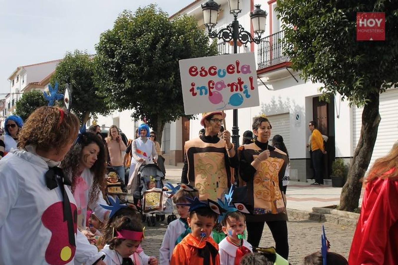 Colorido, multitudinario y divertido fue el pasacalles que ayer marcó el inicio de nuestro Carnaval, que se extenderá hasta mañana domingo, 3 de marzo. Una charanga marcó el ritmo durante su recorrido por las calles de Monesterio.