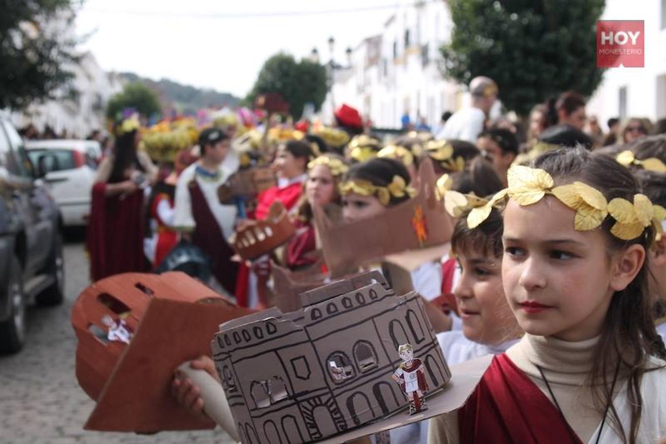 Colorido, multitudinario y divertido fue el pasacalles que ayer marcó el inicio de nuestro Carnaval, que se extenderá hasta mañana domingo, 3 de marzo. Una charanga marcó el ritmo durante su recorrido por las calles de Monesterio.
