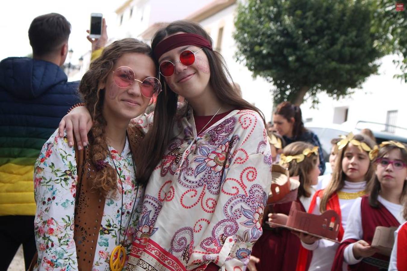 Colorido, multitudinario y divertido fue el pasacalles que ayer marcó el inicio de nuestro Carnaval, que se extenderá hasta mañana domingo, 3 de marzo. Una charanga marcó el ritmo durante su recorrido por las calles de Monesterio.