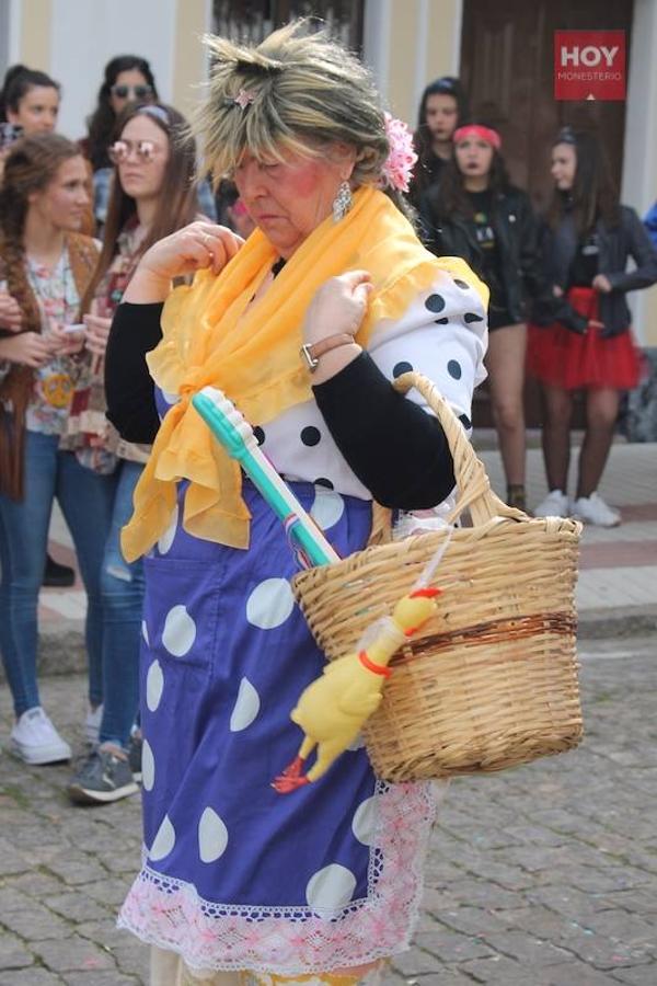 Colorido, multitudinario y divertido fue el pasacalles que ayer marcó el inicio de nuestro Carnaval, que se extenderá hasta mañana domingo, 3 de marzo. Una charanga marcó el ritmo durante su recorrido por las calles de Monesterio.