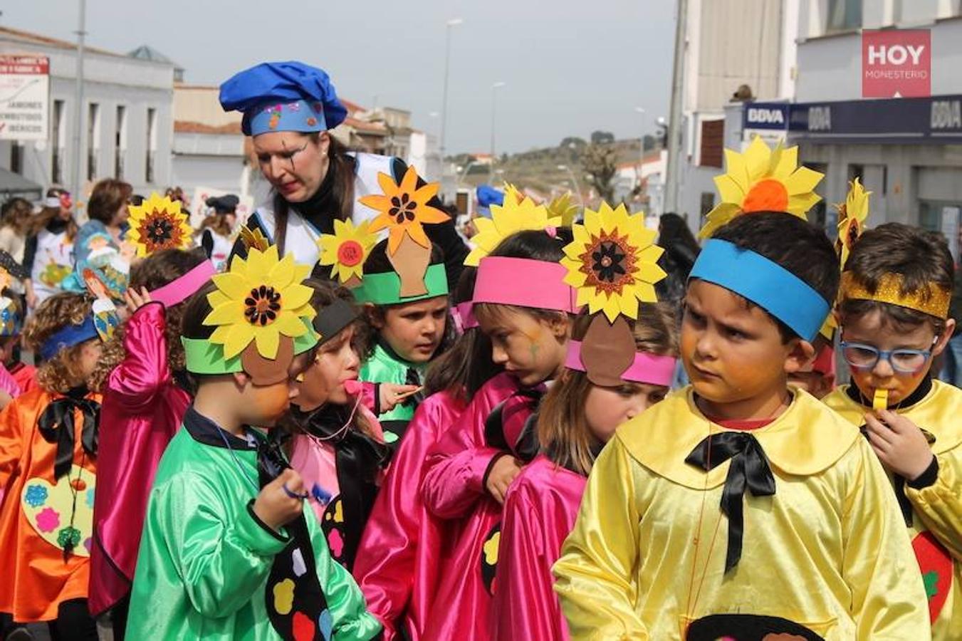 Colorido, multitudinario y divertido fue el pasacalles que ayer marcó el inicio de nuestro Carnaval, que se extenderá hasta mañana domingo, 3 de marzo. Una charanga marcó el ritmo durante su recorrido por las calles de Monesterio.