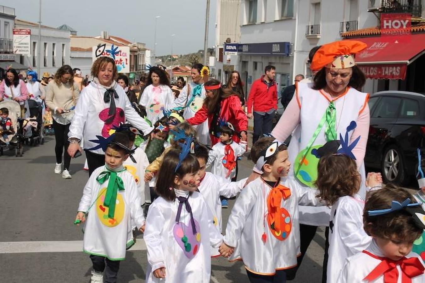 Colorido, multitudinario y divertido fue el pasacalles que ayer marcó el inicio de nuestro Carnaval, que se extenderá hasta mañana domingo, 3 de marzo. Una charanga marcó el ritmo durante su recorrido por las calles de Monesterio.