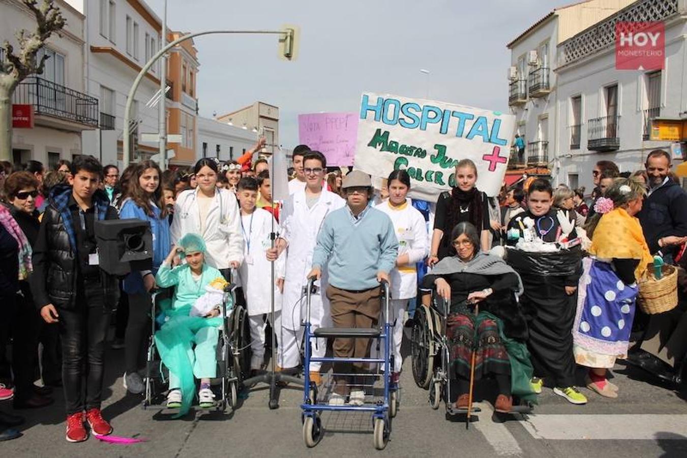 Colorido, multitudinario y divertido fue el pasacalles que ayer marcó el inicio de nuestro Carnaval, que se extenderá hasta mañana domingo, 3 de marzo. Una charanga marcó el ritmo durante su recorrido por las calles de Monesterio.