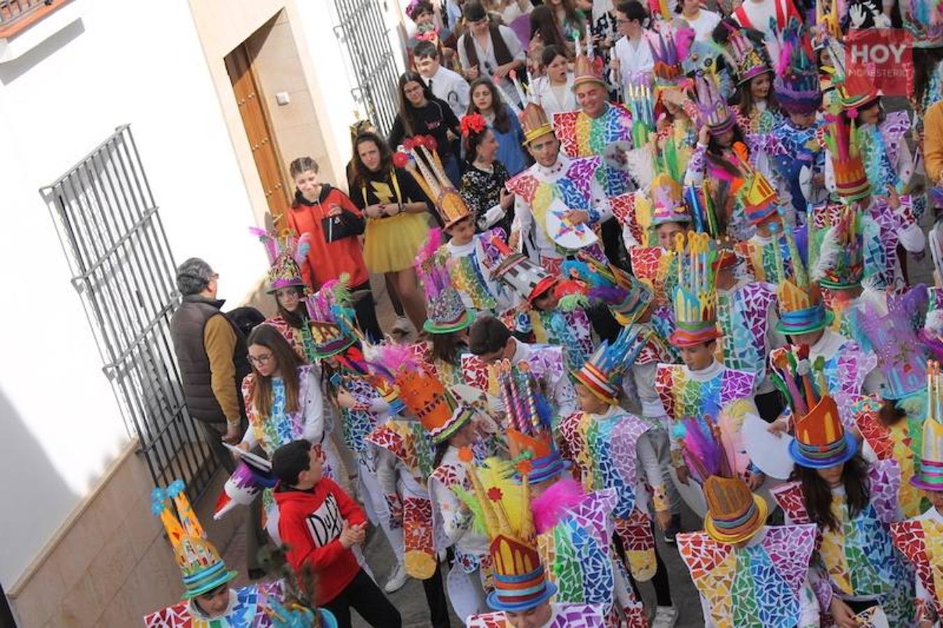 Colorido, multitudinario y divertido fue el pasacalles que ayer marcó el inicio de nuestro Carnaval, que se extenderá hasta mañana domingo, 3 de marzo. Una charanga marcó el ritmo durante su recorrido por las calles de Monesterio.