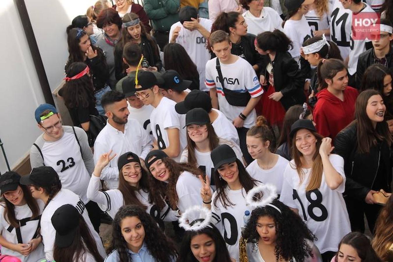 Colorido, multitudinario y divertido fue el pasacalles que ayer marcó el inicio de nuestro Carnaval, que se extenderá hasta mañana domingo, 3 de marzo. Una charanga marcó el ritmo durante su recorrido por las calles de Monesterio.