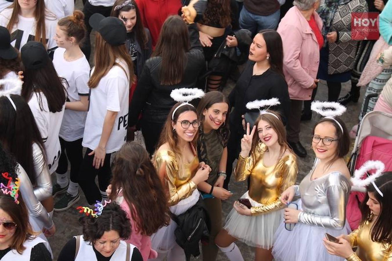Colorido, multitudinario y divertido fue el pasacalles que ayer marcó el inicio de nuestro Carnaval, que se extenderá hasta mañana domingo, 3 de marzo. Una charanga marcó el ritmo durante su recorrido por las calles de Monesterio.