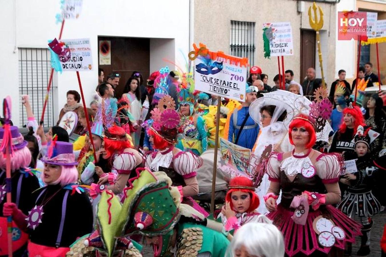 Numerosos vecinos recorrieron las calles de Monesterio enfundados en sus coloridos y originales disfraces, durante la tarde de este sábado