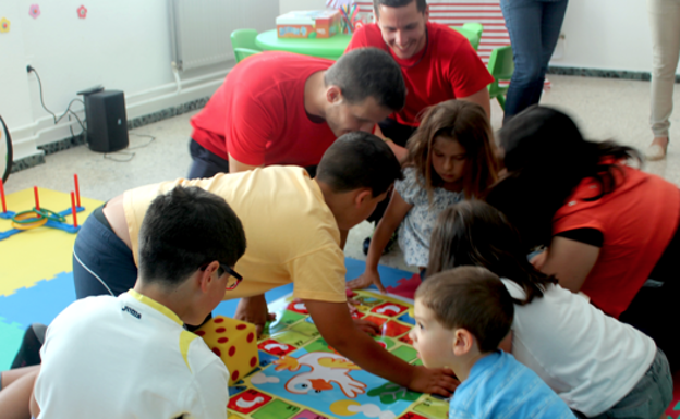 Exalumnos de una Escuela Profesional de dinamización, durante una actividad con niños 