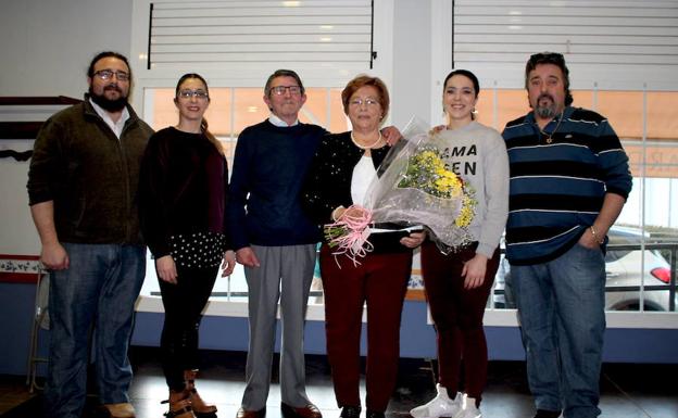 Imagen principal - ARRIBA: Antonia junto a sus hijos y su marido; ABAJO A LA IZQUIERDA: Sus hijas, Rosa y Mari, durante el recital de la poesía; ABAJO A LA DERECHA: Antonia recibiendo la placa del homenaje 