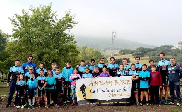 Alumnos de la Escuela de Ciclismo 'Puerto Lobo Tentudía' 