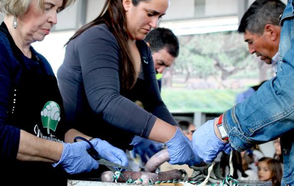 La Matanza Tradicional del Cerdo Ibérico muestra por primera vez la elaboración de embutidos