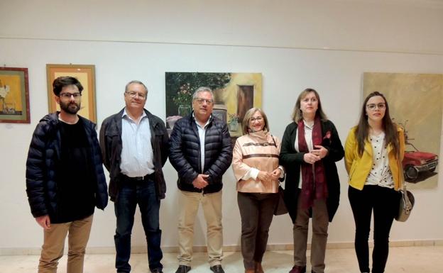 El concejal del cultural y el alcalde junto a algunos de los artistas expositores 