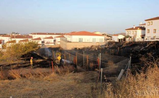 Los bomberos voluntarios sofocan un incendio en un solar del municipo 