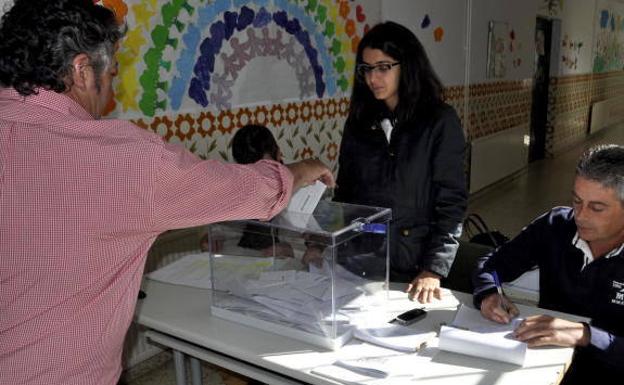 Mesa electoral en Monesterio 