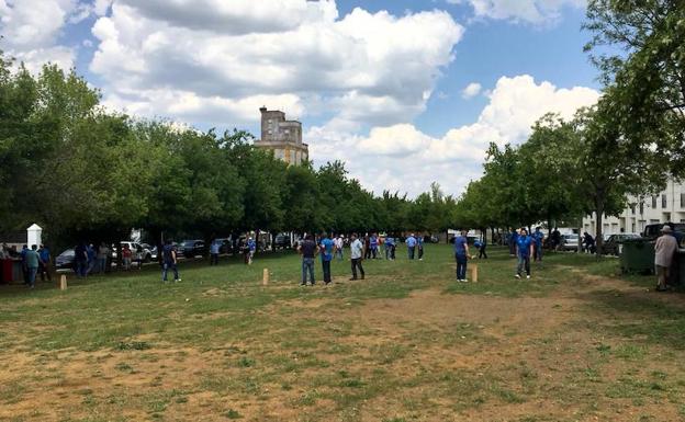 La explanada de 'Las Moreras' sirvió de escenario par el juego del mojón 