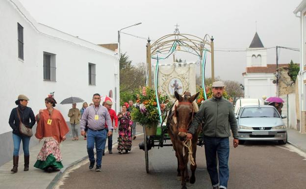 Los romeros, el año pasado, acompañando al estandarte del Santo a la salida del camino 