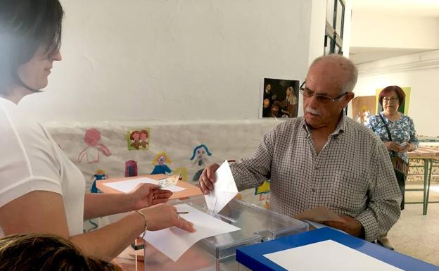 Un vecino ayer, ejerciendo su derecho al voto 