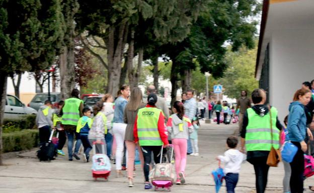 Pequeños de Monesterio a las puertas del centro escolar 