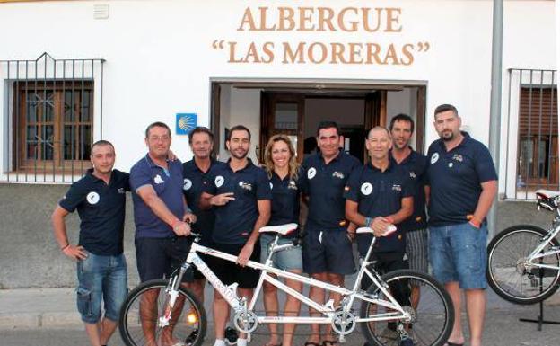 Peregrinos, con sus biclicletas, a las puertas del Albergue Municipal de Monesterio 