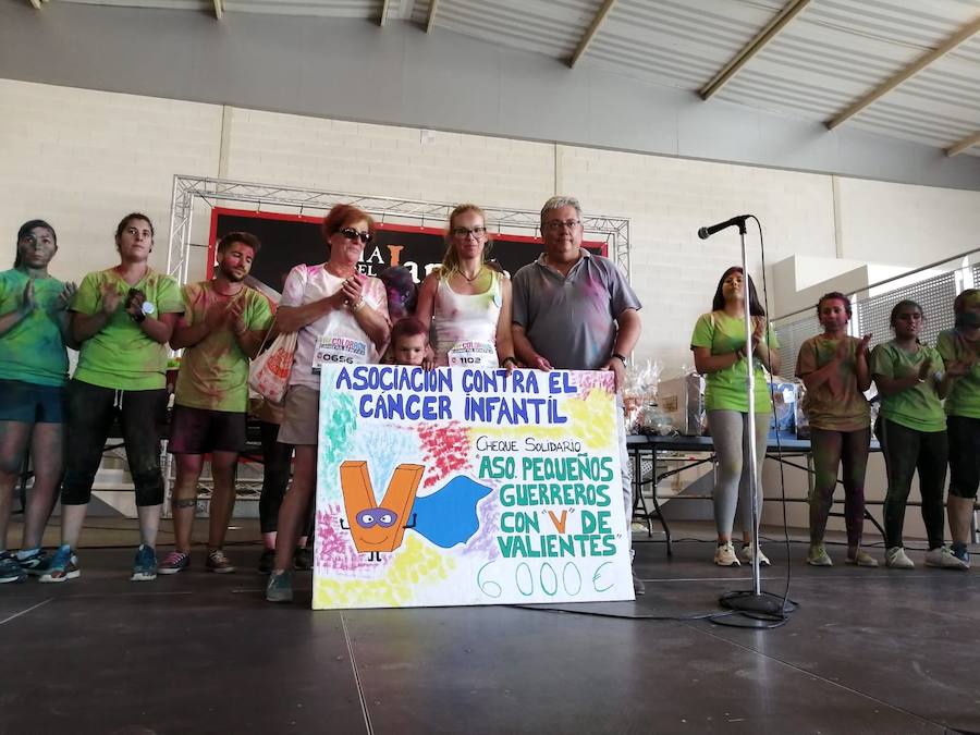 Momento de entrega del cheque por valor de 6.000 euros 