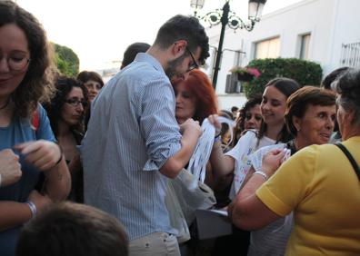 Imagen secundaria 1 - Durante la actividad: 1- Domingo, Juan y Clara, junto al alcalde y la concejala de Juventud e Igualdad, Marta, fueron los encargados de pronunciar el discurso. 2- Durante el reparto de pulseras 3- Aspecto de las pulseras que se repartieron
