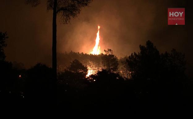 Magnitud que alcanzaban anoche las llamas, cuando avanzaban ladera arriba