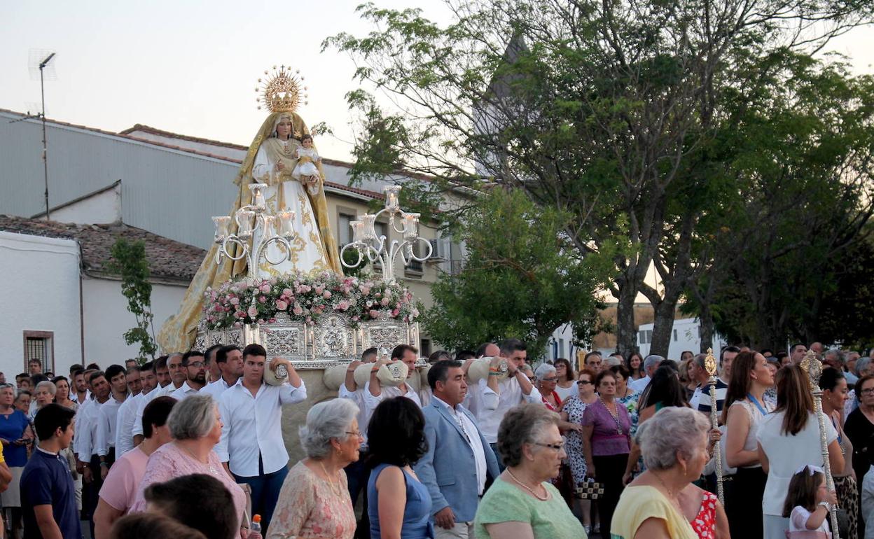 Ayer durante la procesión por las calles de la localidad 