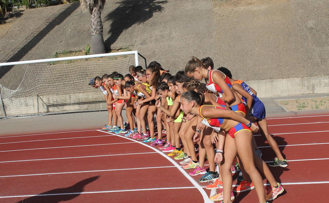 Atletas en la línea de meta en ediciones pasadas del Cross 