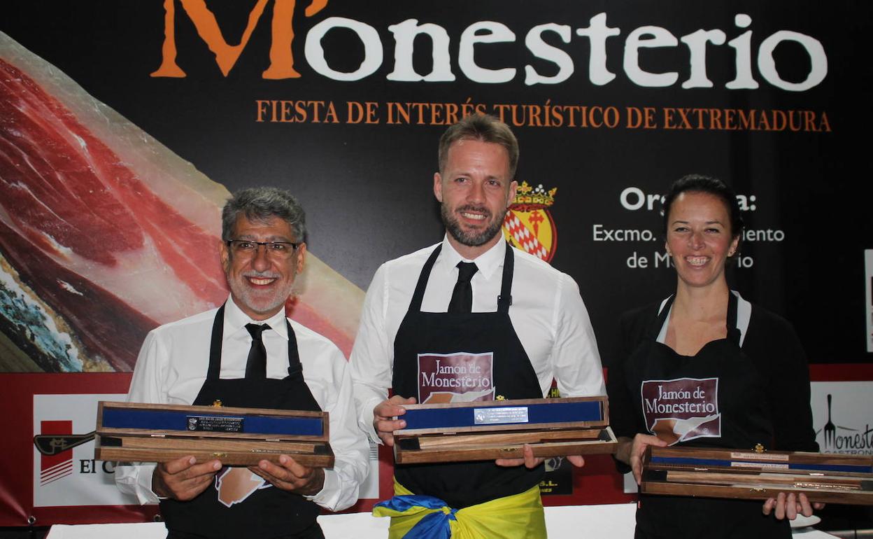 Cristo, Aníbal y Laura, de izquieda a derecha, fueron el año pasado los Cuchillos de Plata, Oro y Bronce 